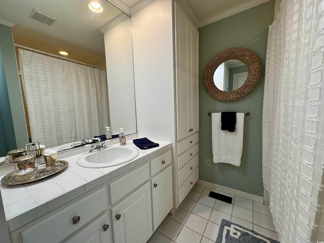 full bath featuring tile patterned flooring, visible vents, crown molding, baseboards, and recessed lighting