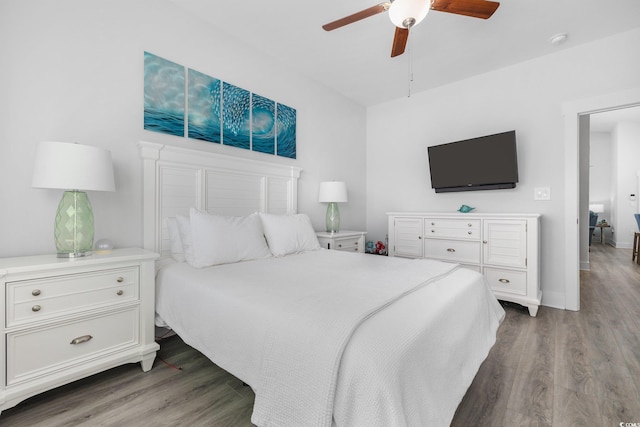 bedroom featuring light wood-style flooring, baseboards, and ceiling fan