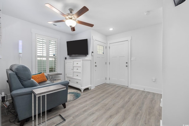 living area with baseboards, visible vents, recessed lighting, ceiling fan, and light wood-type flooring