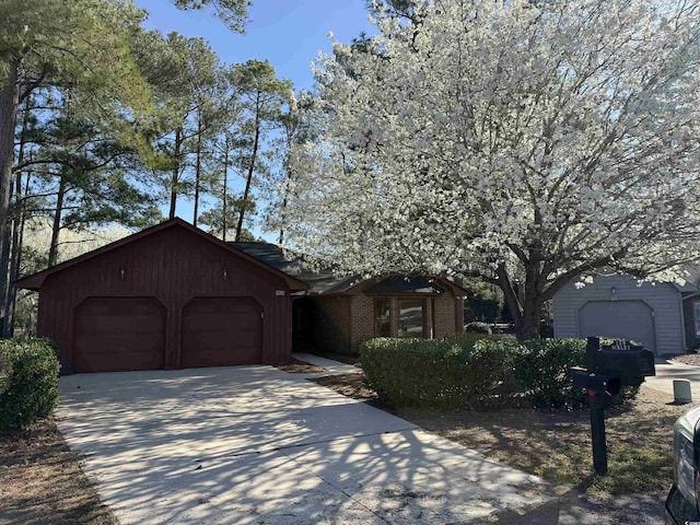 view of front of house with driveway