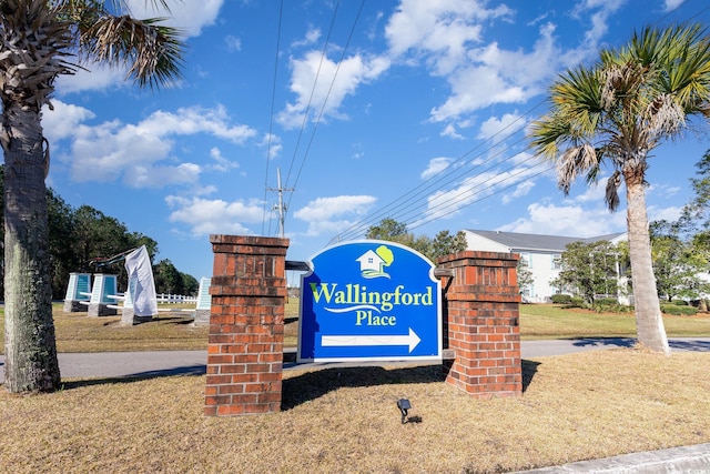 community sign with a lawn