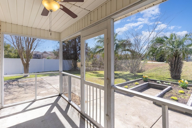 sunroom / solarium featuring a ceiling fan