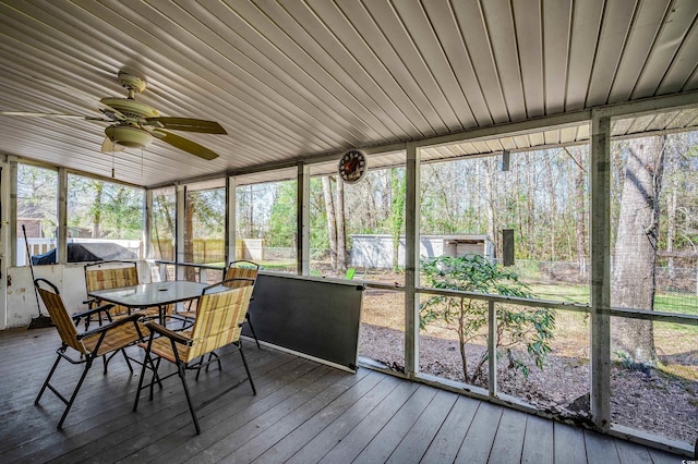 sunroom with ceiling fan