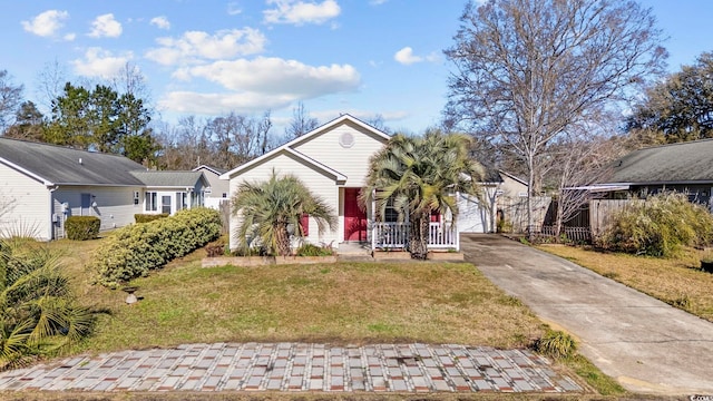 view of front facade featuring a front lawn, fence, and a garage