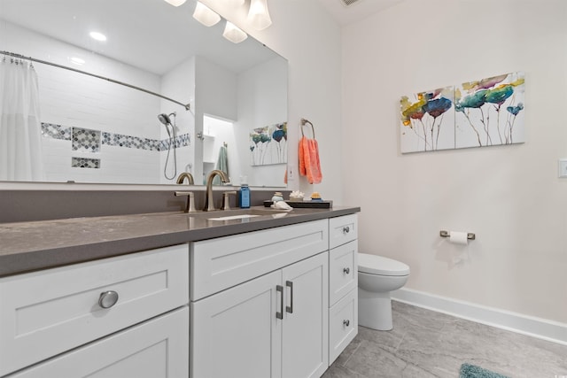 bathroom with vanity, a shower with shower curtain, toilet, and baseboards