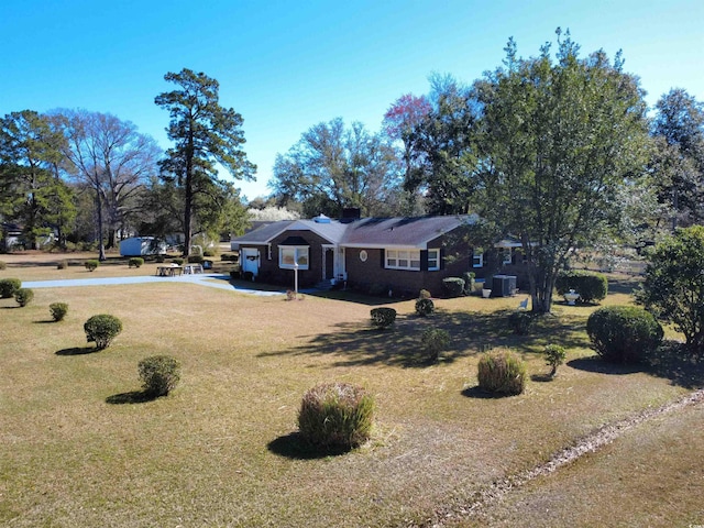 single story home with a front yard and driveway