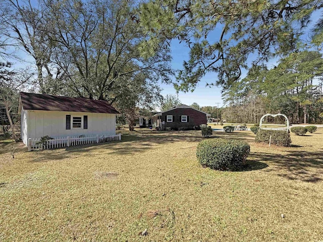 view of yard with an outbuilding