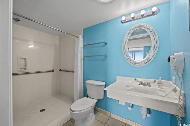 full bathroom featuring curtained shower, tile patterned floors, toilet, and baseboards