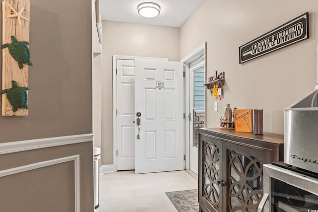 entrance foyer featuring a dry bar