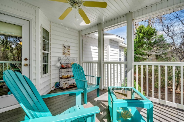 sunroom with ceiling fan