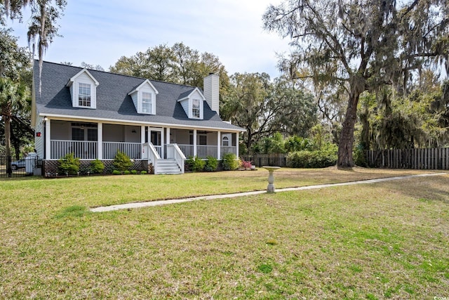 view of front of property featuring a front yard, fence, and covered porch