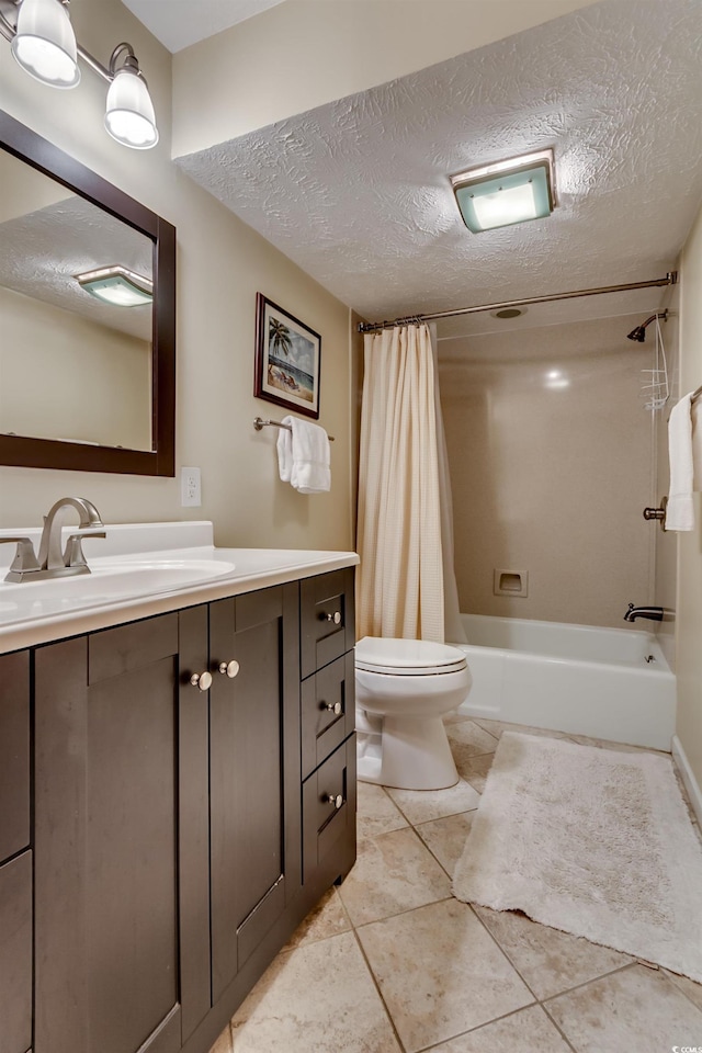 full bathroom featuring a textured ceiling, shower / bath combo, vanity, and toilet