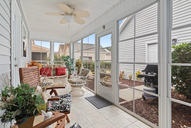 sunroom with ceiling fan