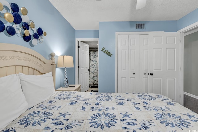 bedroom with a closet, visible vents, a textured ceiling, and a ceiling fan