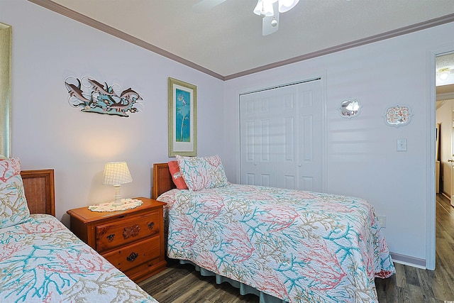 bedroom featuring a ceiling fan, ornamental molding, a closet, and wood finished floors