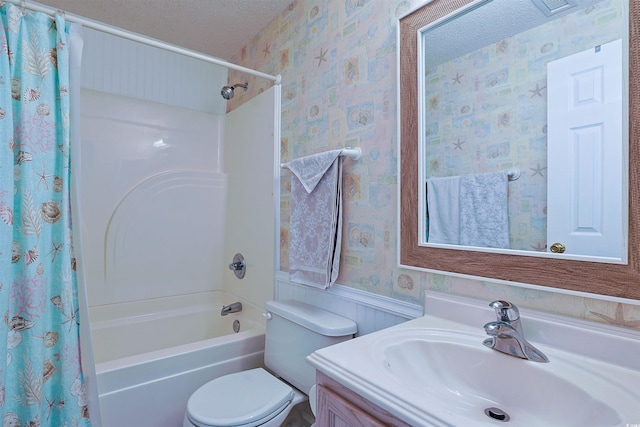 bathroom featuring shower / bath combo with shower curtain, a textured ceiling, wallpapered walls, and toilet