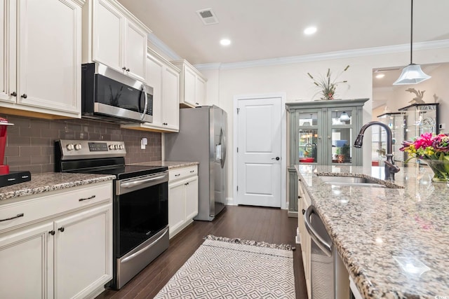 kitchen with visible vents, crown molding, dark wood-type flooring, stainless steel appliances, and a sink