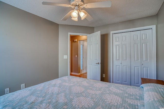 bedroom featuring a closet, a textured ceiling, and ceiling fan