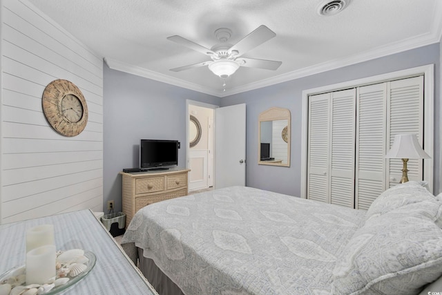 bedroom featuring a closet, visible vents, a textured ceiling, and crown molding