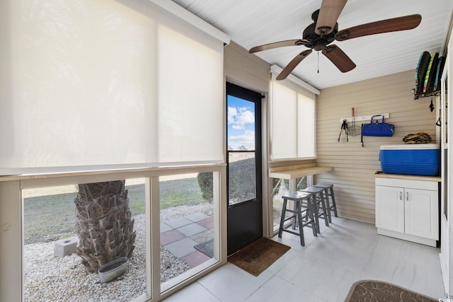 sunroom with ceiling fan