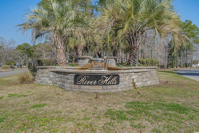 community / neighborhood sign featuring a lawn