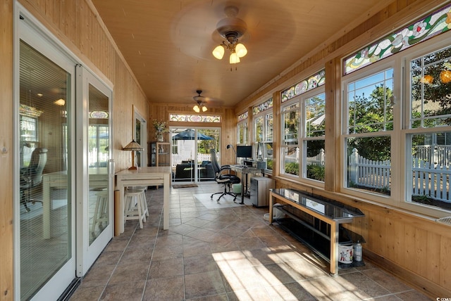 sunroom featuring ceiling fan