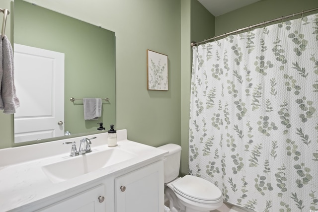 full bath with toilet, vanity, and curtained shower