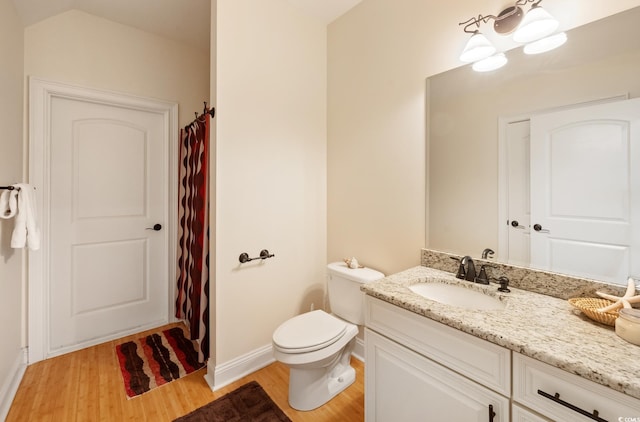 full bath with curtained shower, baseboards, toilet, wood finished floors, and vanity