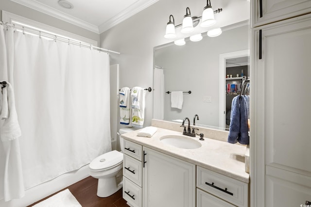 bathroom featuring crown molding, shower / bath combo with shower curtain, toilet, wood finished floors, and vanity