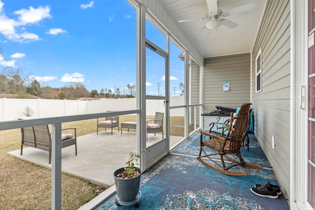 sunroom featuring a ceiling fan