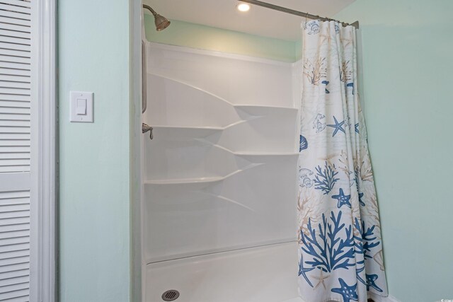 508-B Rosemary Ln, North Myrtle Beach, SC 29582 - full bathroom with a shower with curtain