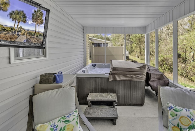 sunroom / solarium with a jacuzzi