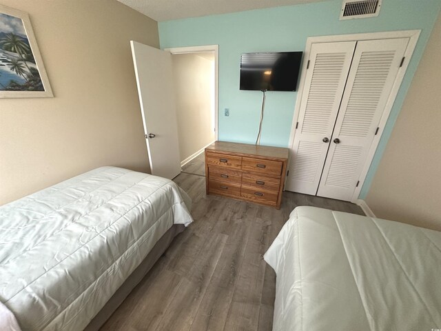 5905 S Kings Hwy Unit 1116, Myrtle Beach, SC 29575 - bedroom featuring visible vents, baseboards, a closet, and wood finished floors