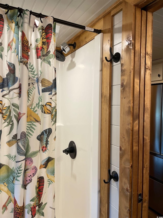 full bathroom featuring a shower with shower curtain