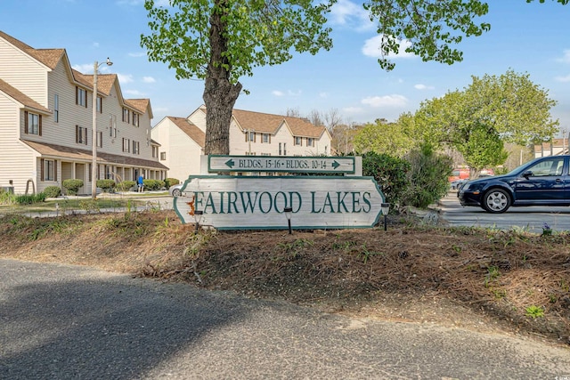 community sign featuring a residential view