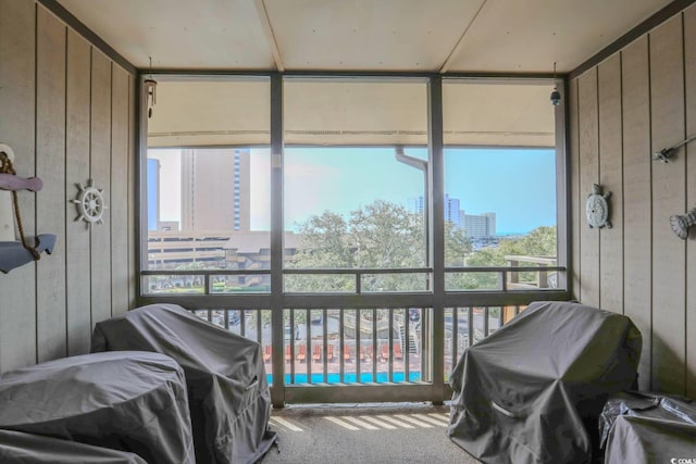 sunroom / solarium featuring a city view