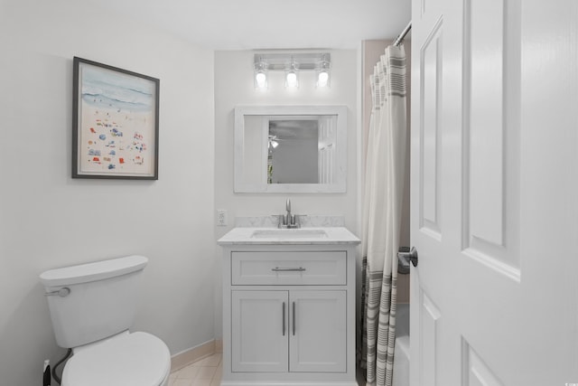 full bathroom with vanity, toilet, baseboards, a shower with shower curtain, and ceiling fan