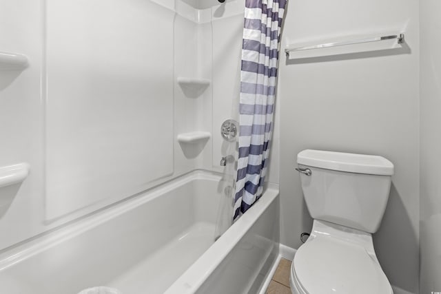full bath featuring baseboards, shower / bathtub combination with curtain, tile patterned floors, and toilet