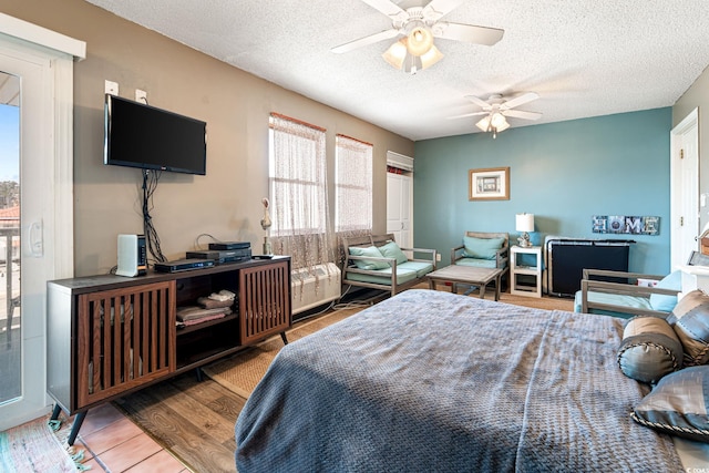 bedroom featuring ceiling fan and a textured ceiling