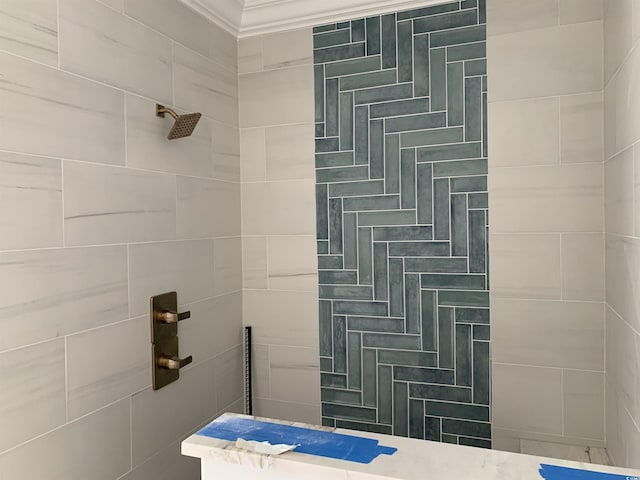 full bathroom featuring a tile shower