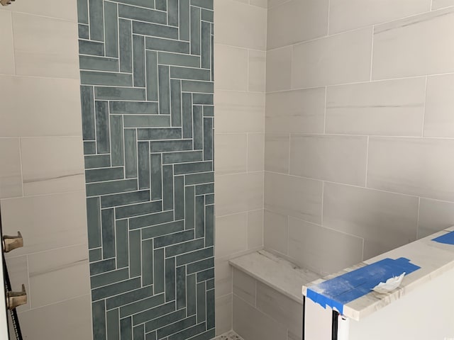bathroom featuring tiled shower