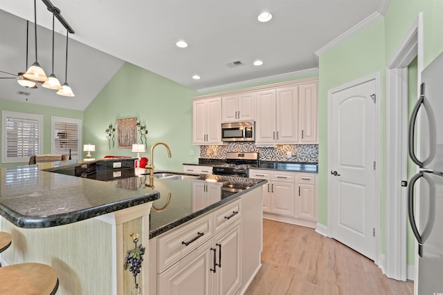 570BOTANYLOOP Murrells Inlt Unit 570, Murrells Inlet, SC 29576 - kitchen featuring stainless steel appliances, a breakfast bar, backsplash, light wood-style flooring, and decorative light fixtures