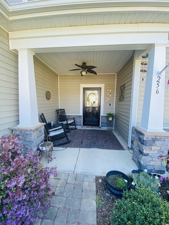 entrance to property featuring a ceiling fan and covered porch
