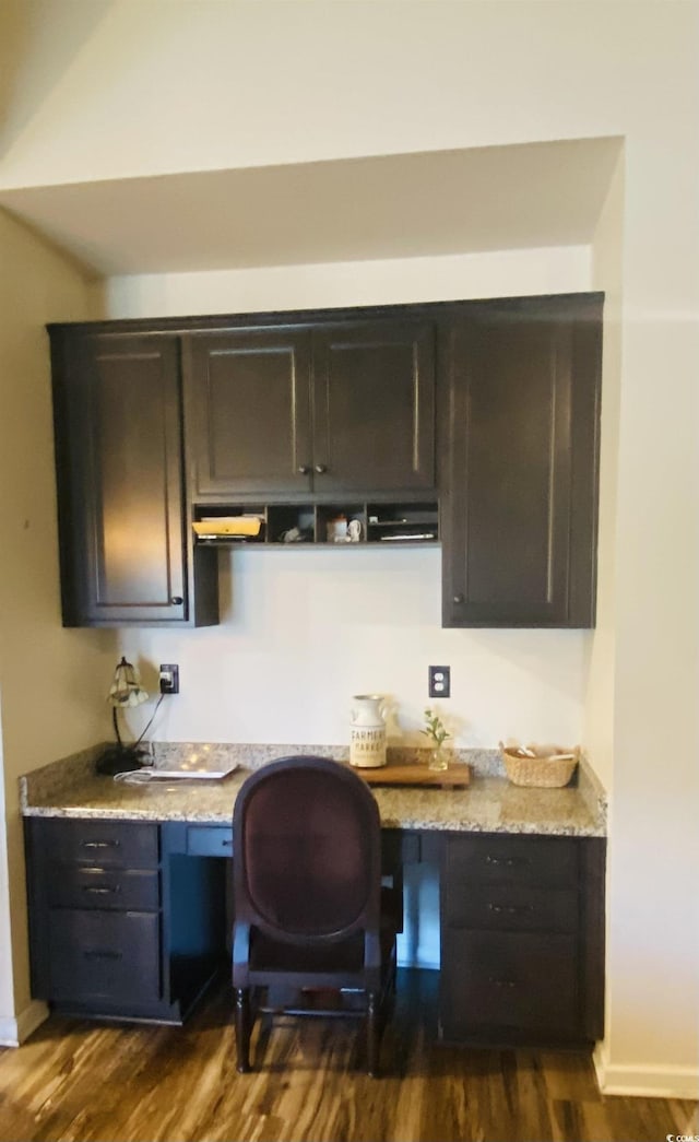 bar with baseboards, built in study area, and dark wood finished floors
