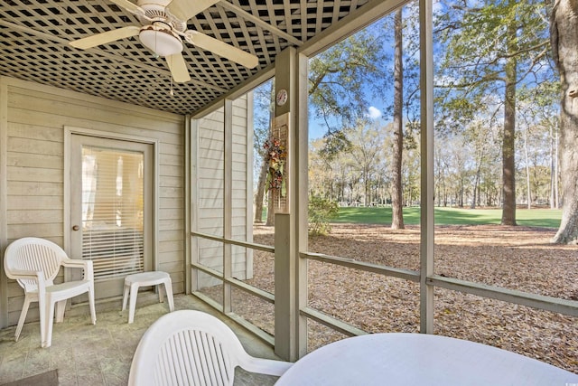 sunroom / solarium featuring a ceiling fan