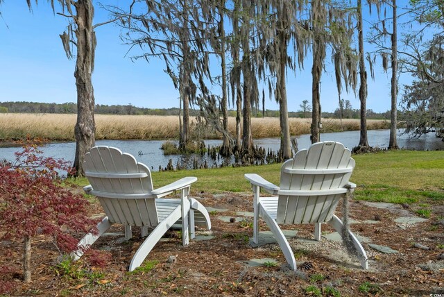 view of yard featuring a water view