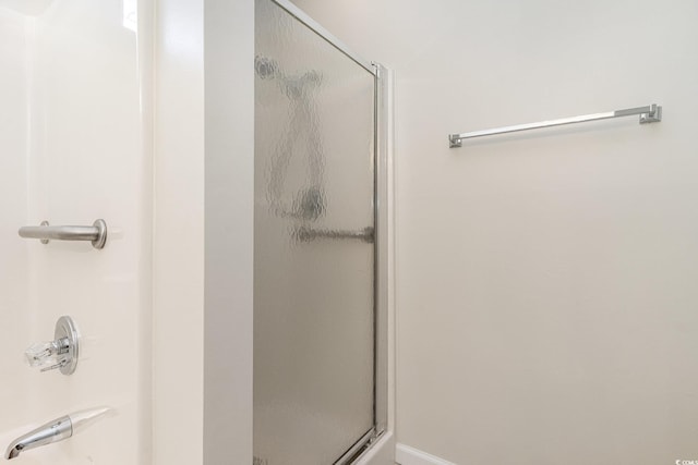 full bathroom featuring a stall shower