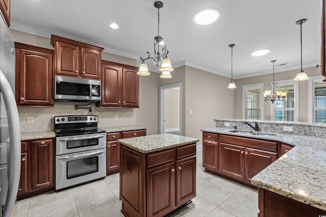 kitchen with stainless steel appliances, a sink, tasteful backsplash, a notable chandelier, and ornamental molding