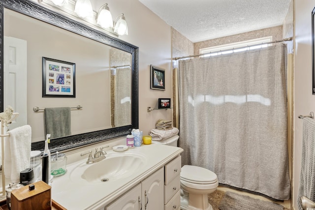 full bathroom featuring a textured ceiling, vanity, toilet, and curtained shower
