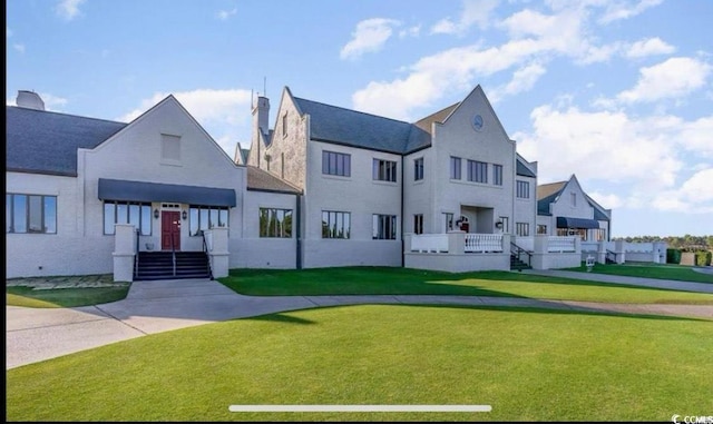 view of front facade featuring a front lawn and stucco siding